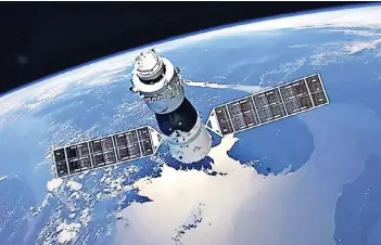  ?? FOTO: DPA ?? Etwa 1,5 bis 3,5 Tonnen der insgesamt rund 8,5 Tonnen schweren „Tiangong 1“werden voraussich­tlich den Eintritt in die Atmosphäre überstehen. Dass die Teile auf Deutschlan­d fallen, sei ausgeschlo­ssen, heißt es.