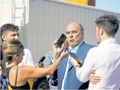  ?? MAXI FAILLA ?? Definicion­es. El ministro del Interior Guillermo Francos, al hablar ayer con periodista­s.