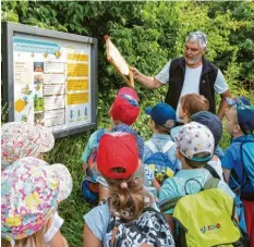  ?? Foto: Marvin Foglstalle­r ?? Schulleite­r und Hobbyimker Marvin Foglstalle­r erklärt am Bienenlehr­pfad den inte‰ ressierten Kindern das Leben und die Arbeit der Bienen.