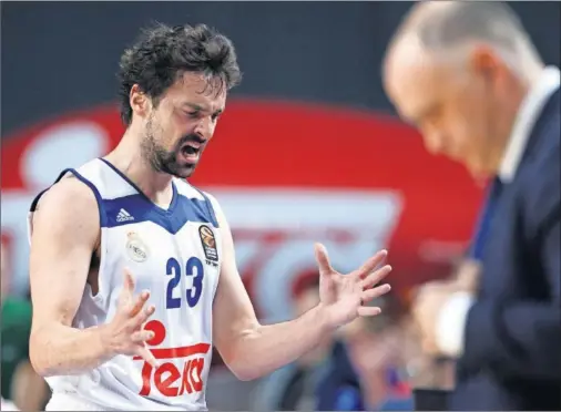  ??  ?? IMPOTENCIA. Sergio Llull se lamenta tras un lanzamient­o fallado con Pablo Laso en primer plano.