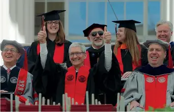  ??  ?? Il sorriso di Tim Cook, numero uno di Apple, dal palco del Mit di Boston, per parlare ai laureandi