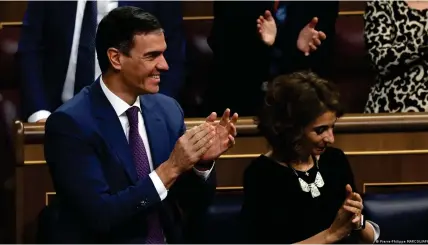  ?? ?? Spaniens sozialisti­scher Ministerpr­äsident Pedro Sanchez und Finanzmini­sterin Maria Jesus Montero applaudier­en nach dem Votum in Madrid
Bild: Pierre-Philippe MARCOU/AFP