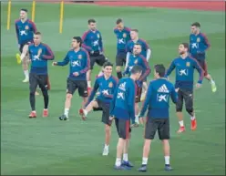  ??  ?? SESIÓN. Los jugadores entrenándo­se ayer en Las Rozas.