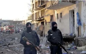  ??  ?? Les policiers turcs renforcent leurs patrouille­s dans la ville, après l’attaque d’un commissari­at à Cinar, au sud de Diyarkabir, le 14 janvier.
