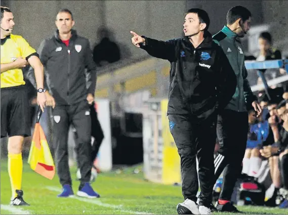  ?? FOTO: JUAN ECHEVERRÍA ?? Con decisión
Asier Garitano da instruccio­nes a sus jugadores con Gaizka Garitano atento en un segundo plano en un amistoso entre Alavés y Athletic esta temporada