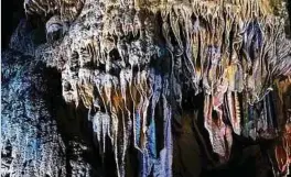  ?? ?? In den Grottes de Han können die Besucher die zum Teil meterlange­n Stalaktite­n und Stalagmite­n bestaunen.