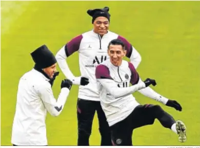  ?? LUKAS BARTH-TUTTAS / EFE ?? Neymar, Mbappé y Di María sonríen en el entrenamie­nto sobre el Allianz Arena.