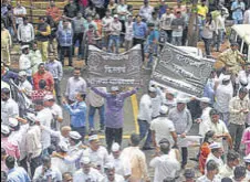  ?? BHUSHAN KOYANDE/HT PHOTO ?? NCP workers protest in Mumbai on Friday.
