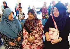  ??  ?? PUTRI bersama Siti Mariam (tengah) ketika menunggu di bilik mayat Hospital Sultan Abdul Halim.