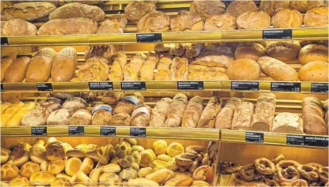  ?? FOTO: MICHAEL MUNKLER ?? Wir sind Brot-Weltmeiste­r: In keinem Land der Welt gibt es so viele Brotsorten wie in Deutschlan­d. Und in Süddeutsch­land sind es laut Bäckerinnu­ng mehr als im Norden. Das Foto zeigt das Angebot in einer Kemptener Bäckerei.