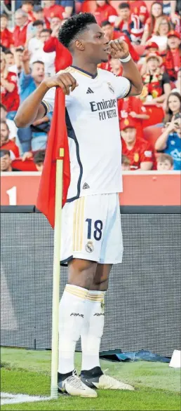  ?? ?? Tchouameni celebra junto al banderín de córner su gol ‘de oro’.