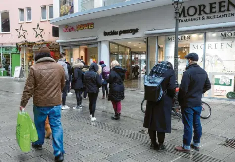  ?? Fotos: Annette Zoepf ?? Vor manchen Geschäften bildeten sich in der Innenstadt am Wochenende Schlangen.