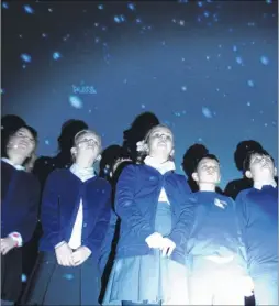  ?? Picture: Wayne McCabe FM4214617 ?? Kennington Junior School pupils learn about the solar system in an inflatable astrodome