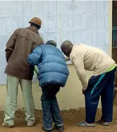  ??  ?? Ai seggi Keniani controllan­o le liste elettorali (Ap); più in alto agenti davanti a un seggio di Nairobi (Afp)