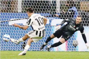  ?? ANSA ?? Paulo Dybala segna su rigore all’89’ ad Handanovic nell’ottobre 2021: Inter-Juventus finì 1-1