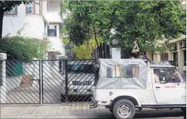  ?? SATISH BATE / HT ?? A team of police officers at the residence of ex-CEO of Star TV Peter Mukerjea in Mumbai in connection with the murder of his wife’s daughter Sheena on Wednesday.