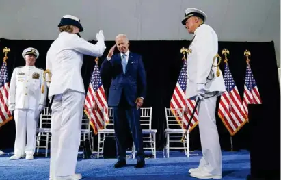  ?? ?? ACTO.
El presidente Joe Biden, ayer, en una ceremonia de cambio de mando en la Guardia Costera de EU, en Washington, DC.