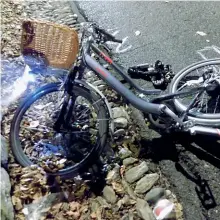  ??  ?? L’incidente La bicicletta di Amarilli Corti dopo lo schianto