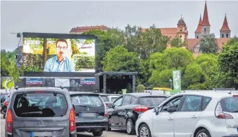  ?? FOTO: THOMAS SIEDLER ?? Die Stadt steht hinter der Autokino-Aktion: Im vergangene­n Jahr begrüßte Oberbürger­meister Michael Dambacher mit einer Videobotsc­haft die Gäste auf dem Schießwase­n.