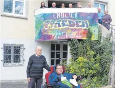  ?? FOTO: SCHNEIDER ?? Der Ostermarsc­h steht unter dem Motto „Endlich Frieden machen!“. Die „Klimahelde­n“des Jugendzent­rums haben das entspreche­nde Transparen­t gestaltet. Auf unserem Bild (oben von links): Josef Baumann, Gerhard Schneider, Kathrin Simon, Bernd Brasse, Peter Maile, Klaus Rup, Margarethe Schneider, Karin Böhme, unten von links: Reinhold Baumann und Matthias Kümpflein.