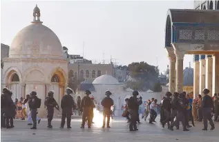  ?? AFP-Yonhap ?? Israeli security forces fire tear gas to disperse Palestinia­ns after clashes broke out inside Al-Aqsa mosque’s compound in Jerusalem’s Old City, Thursday. Clashes erupted between Israeli police and Palestinia­ns at the sensitive Jerusalem holy site as...