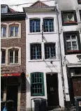  ??  ?? Es wirkt erdrückend: Das schmalste Haus von Düsseldorf.