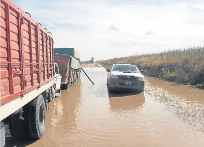  ??  ?? Sur de Santa Fe. En los últimos tres meses llovieron más de 1.000 milímetros. Sacar la cosecha del campo, un drama.