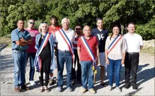  ?? (Photo B. G.) ?? Le maire, au centre, pose avec celui qui a failli lui ravir le siège de premier magistrat, Olivier Mérabet (tout à gauche).