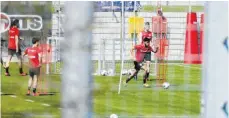  ?? FOTO: RUDEL/.IMAGO IMAGES ?? Der VfB Stuttgart trainiert derzeit in Fünfergrup­pen, die auf dem Clubgeländ­e zusätzlich auch zeitverset­zt im Einsatz sind.