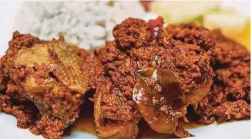  ??  ?? RENDANG tradisiona­l ayam yang mencetuska­n kontrovers­i.