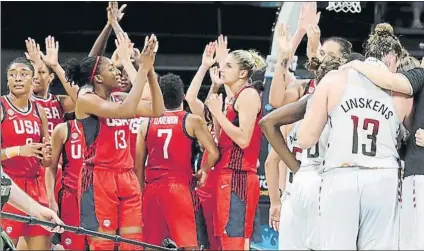  ?? FOTO: EFE ?? Las jugadoras de estados Unidos y las de Bélgica, al finalizar el partido de semifinale­s de ayer