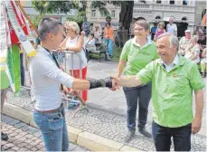  ?? FOTO: PR ?? Ramona Ganser von der Ortsgruppe Weilersteu­ßlingen wird beim Umzug von Präsident Hans-Ulrich Rauchfuß begrüßt.