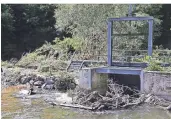  ?? FOTO: CHRISTIAN BEIER ?? Wie an vielen Stellen haben sich nach dem Hochwasser an einem Wehr in der Nähe vom Wupperhof Äste und Schutt gesammelt.