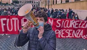  ?? ANSA ?? Flash mob La protesta delle scuole superiori ieri a Roma contro la didattica a distanza