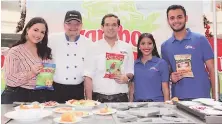  ??  ?? PRESENCIA. Andrea Velásquez, el chef, Luís Weddle, gerente de marca Snacks Yummies y los presentado­res de Yummies Tv.