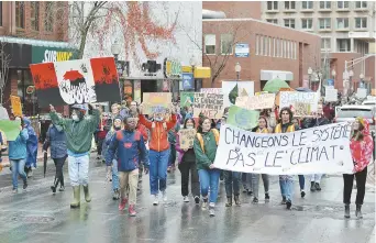  ?? - Archives ?? En mai, des centaines de personnes ont participé à une marche pour le climat au centrevill­e de Moncton.