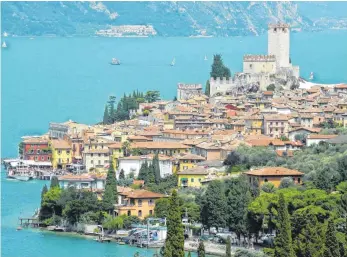  ?? FOTO: JOCHEN MÜSSIG ?? Malcesine zählt zu den beliebtest­en und bekanntest­en Orten am Gardasee.