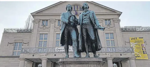  ?? ?? Zwei Klassiker der deutschen Sprache: Johann Wolfgang von Goethe (links) und Friedrich Schiller vor dem Deutschen Nationalth­eater. Die beiden sind hier in Weimar allgegenwä­rtig