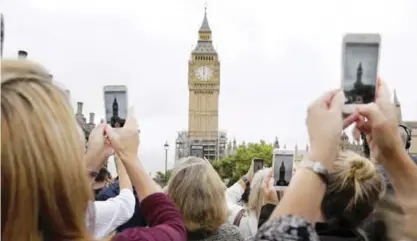  ?? — AP ?? LONDON: People record the last bell bong at Elizabeth Tower.