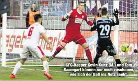  ??  ?? CFC-Keeper Kevin Kunz (M.) und Tom Baumgart können nur noch zuschauen,
wie sich der Ball ins Netz senkt.