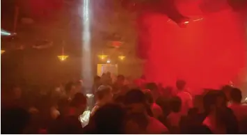  ?? Foto: Jonathan Lindenmaie­r ?? Endlich wieder tanzen, und zwar ohne Maske: Seit Freitag dürfen in Bayern Discos und Clubs öffnen. Allerdings mit der „3G‰Plus‰ Regel“: Die Leute müssen also geimpft oder genesen sein oder einen negativen PCR‰Test vorlegen.