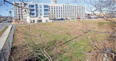  ?? MIKE DE SISTI / MILWAUKEE JOURNAL SENTINEL ?? A vacant city-owned parcel at Freshwater Plaza, a developmen­t north of E. Greenfield Ave. and east of S. 1st St. in Milwaukee. The owner of a mixed-use developmen­t in Walker's Point wants to add more stores, but that conflicts with plans by city...