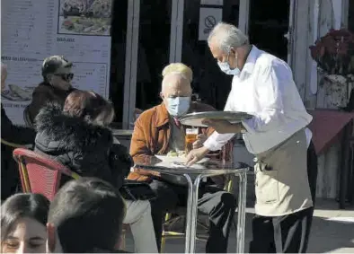  ??  ?? MANOLO NEBOT
La hostelería se mantiene como la principal generadora de contratos en Castellón, aunque tocada por el covid. ((