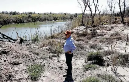  ?? Jerry Lara / Staff photograph­er ?? Roma businessma­n Noel Benavides checks out the Rio Grande from land he sold to the federal government for the border wall. After more than a decade of talks, he reached an agreement to be compensate­d for the land that would have gone behind the wall.