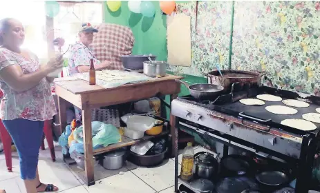  ??  ?? PREVENCIÓN. Las personas deben asegurarse que los chimbos que compran estén en buen estado y no oxidados.