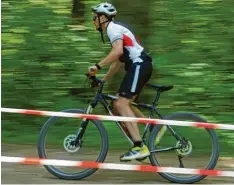  ??  ?? Raus aus dem Wasser, rein in die Sportklamo­tten und ab aufs Fahrrad. Wer diese Hürden erst einmal überwunden hat, konnte auf der Radstrecke richtig Gas geben.