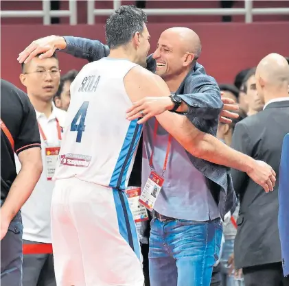  ?? GETTY IMAGES ?? El abrazo del alma. Luis Scola y Emanuel Ginóbili festejan emocionado­s el pasaje a la final.