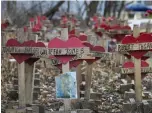  ??  ?? In 2017, 638 Chicagoans were murdered. Zanis honored each one on a vacant lot.