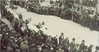  ?? ?? Dagli archivi Alcune immagini del 1924: in alto, alcuni dei giovani operai e operaie della fabbrica Phos di Rocca Canavese; qui accanto, il corteo funebre che seguì i funerali delle vittime; in basso, lo stabilimen­to sventrato dall’esplosione e dalle fiamme