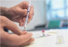  ?? FOTO: DPA ?? Ein junger Mann führt einen HIV-Heimtest durch. Etwa 3100 Menschen in Deutschlan­d haben sich nach Schätzunge­n des Robert Koch-Instituts (RKI) im vergangene­n Jahr mit HIV angesteckt.